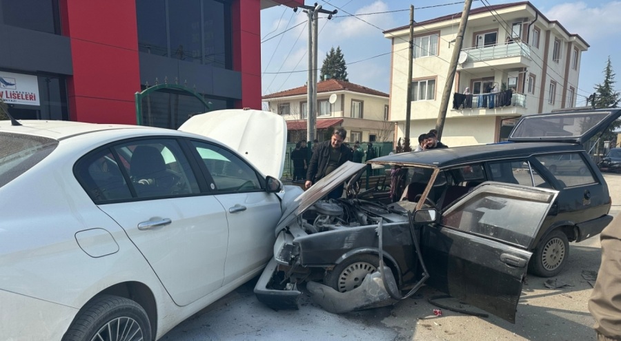 Kontrolden çıktı, park halindeki otomobile çarptı