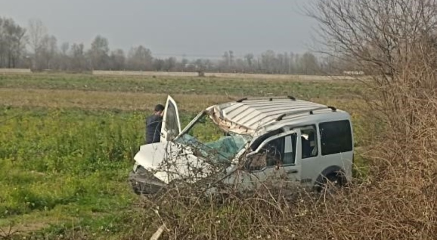 Kontrolden çıkan hafif ticari araç araziye devrildi