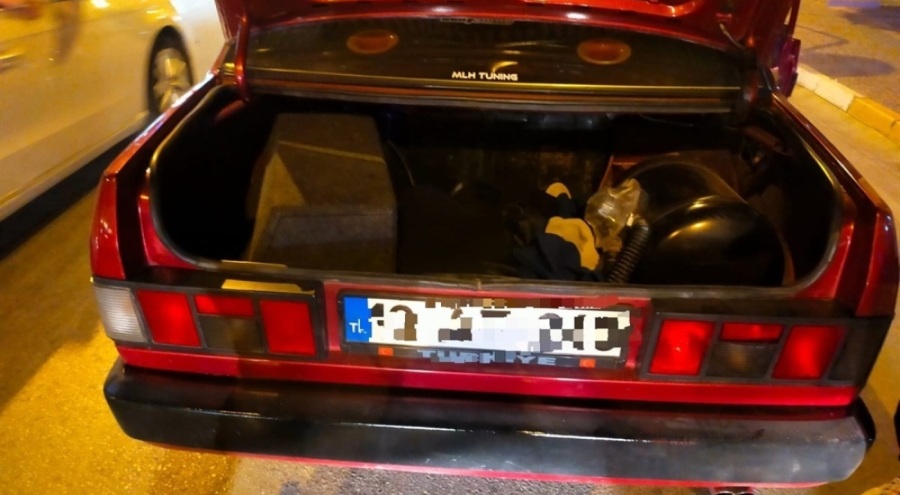 Yüksek sesle müzik dinleyen araçlara ceza!