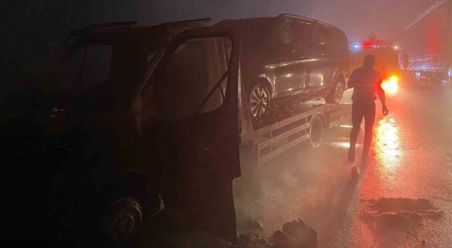 Mustafa Destici'nin makam aracını taşıyan çekici yandı