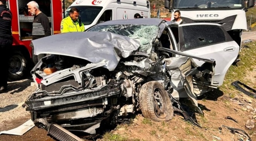 TIR ile otomobil çarpıştı: 1 ölü