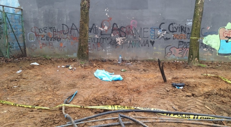 Sahte alkol iddiası: Bir kişi yapımı devam eden parkta ölü bulundu