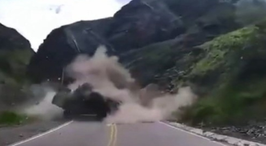 Heyelan dehşeti: Kamyon kâğıt gibi ezildi