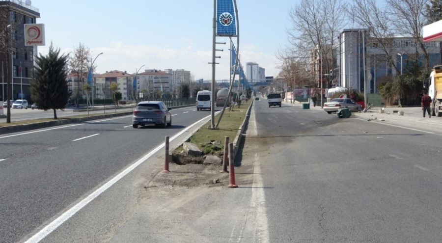 Kontrolden çıkan araç akaryakıt istasyonuna daldı