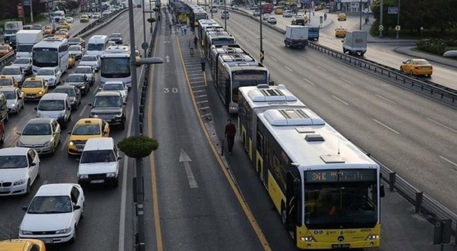 Beylikdüzü'nde iki metrobüs çarpıştı