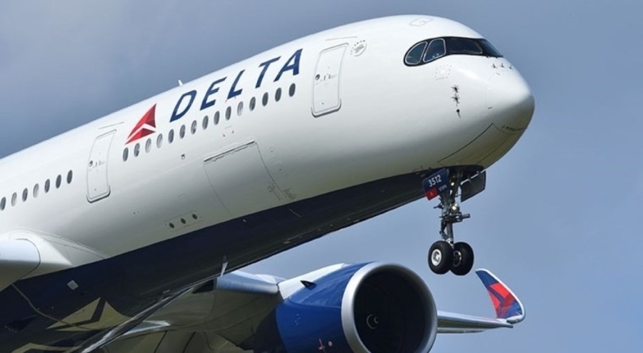 Uçak tuvaletinde mahsur kaldı