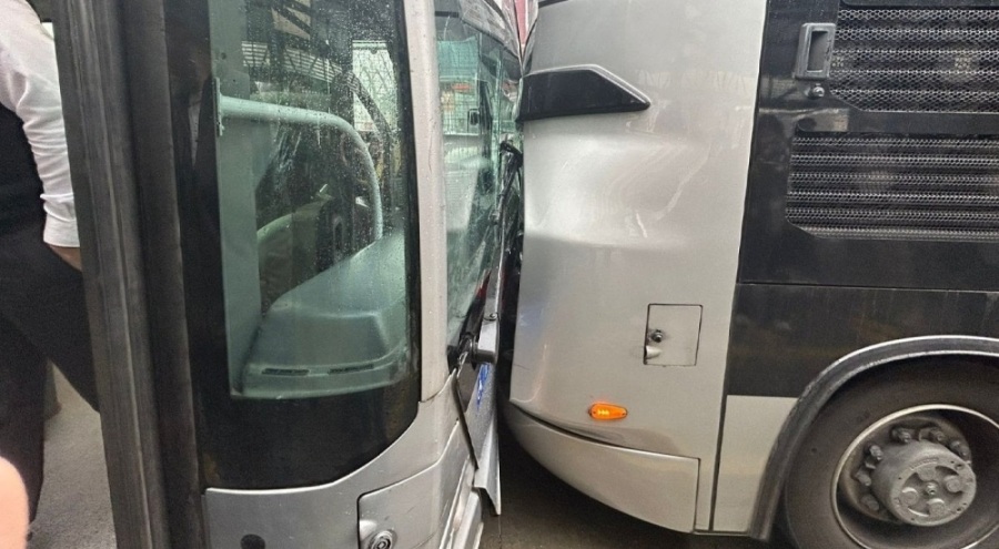 İstanbul'da metrobüsler çarpıştı!
