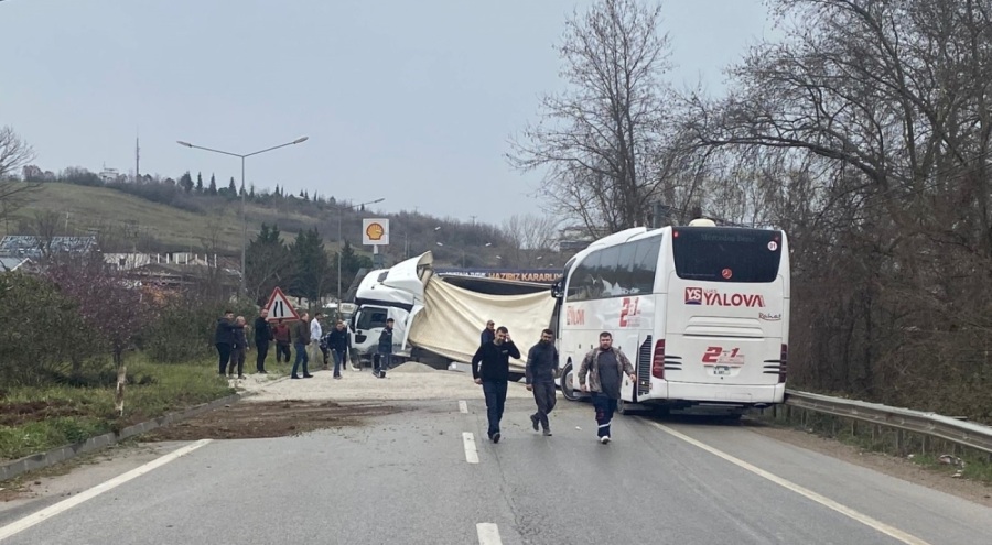 Yalova-Bursa kara yolunda tır devrildi!