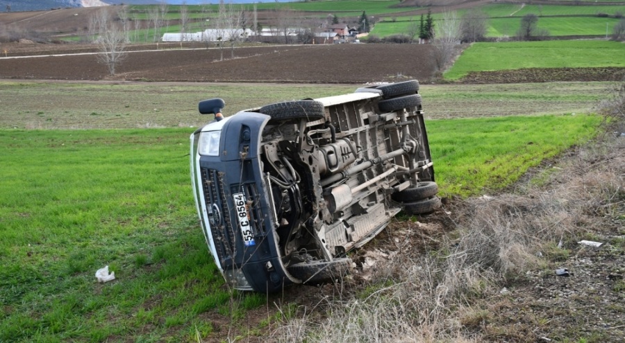 Samsun'da trafik kazası! Öğrenci servisi devrildi