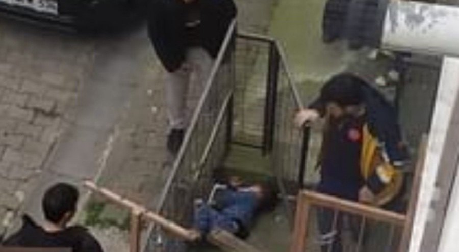Pencereye çıkan 4 yaşındaki çocuk 5'nci kattan düştü
