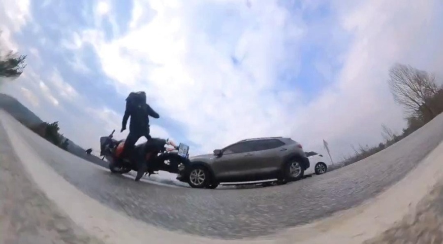 Bursa'da motosikletli gencin kaza anı aksiyon kamerasına yansıdı