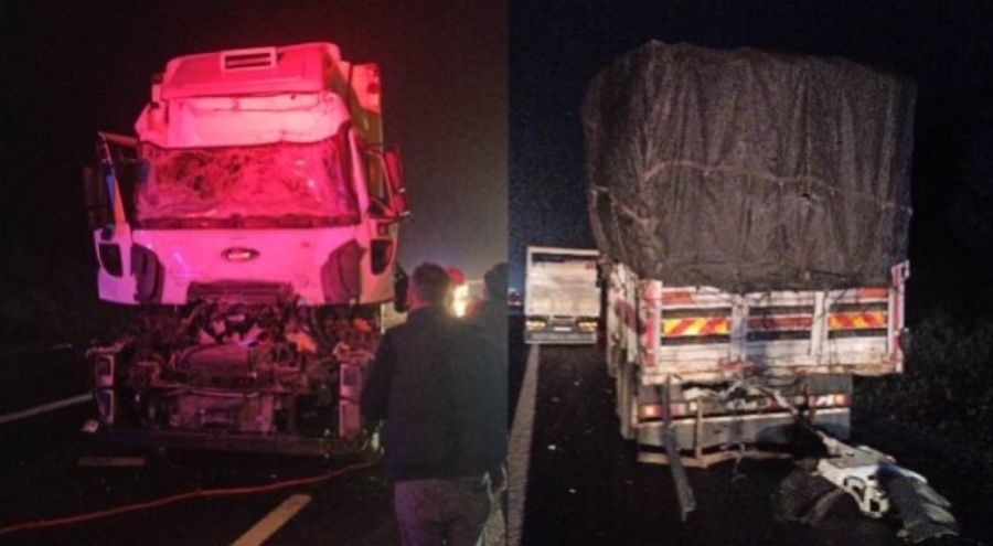 İki kamyon çarpıştı: Ölü ve yaralı var!