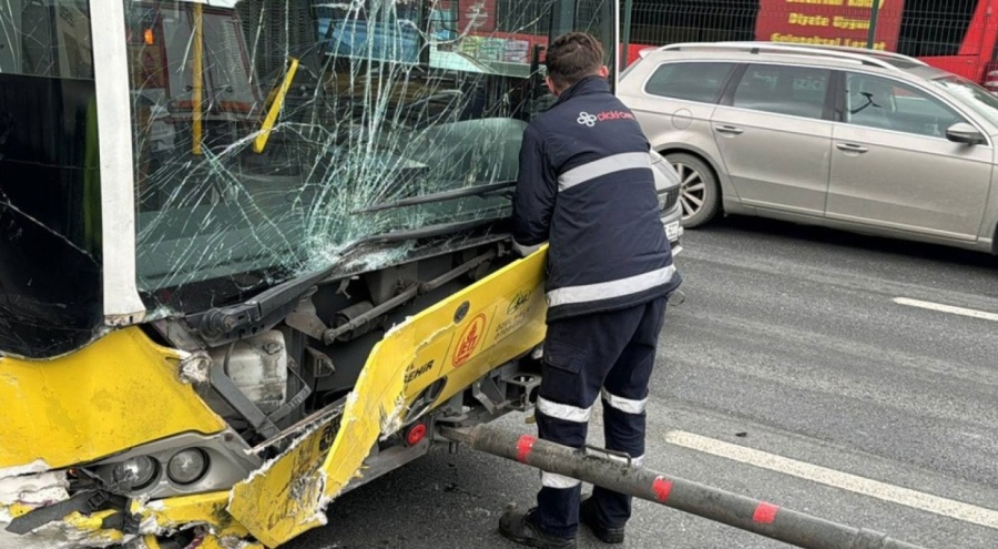 Otomobil İETT otobüsüne çarptı: Yaralılar var!