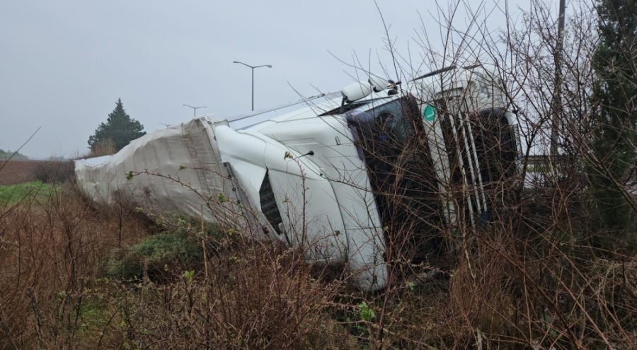 Porselen yüklü tır devrildi