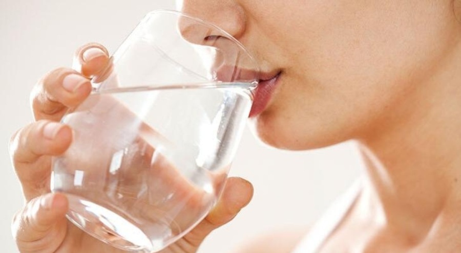 Suyu böyle içmek vücutta büyük hasara yol açıyor!