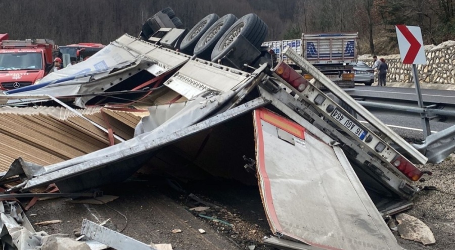 Bursa'da korkunç kaza! Devrilen tırın sürücüsü yaşamını yitirdi