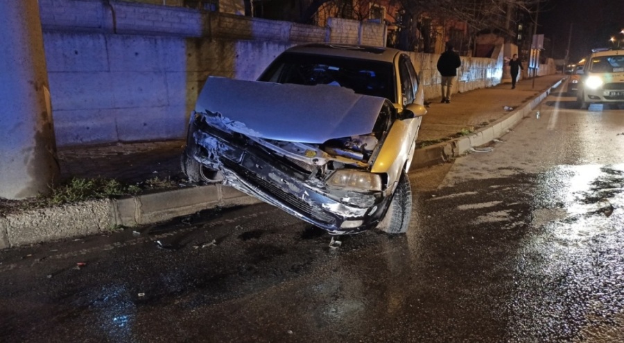 Çorum'da korkutan kaza: Kontrolden çıkan araç direğe çarptı!