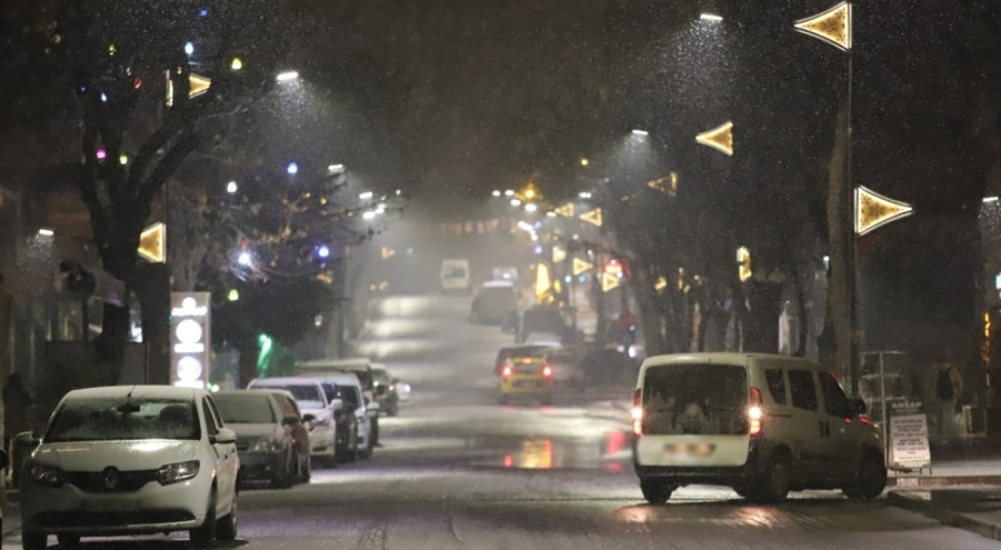 Kars'ta kar yağışı akşam saatlerinde etkisini artırdı