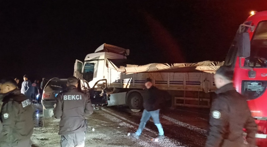 TIR ile cip çarpıştı: 2'si polis 4 kişi yaralı