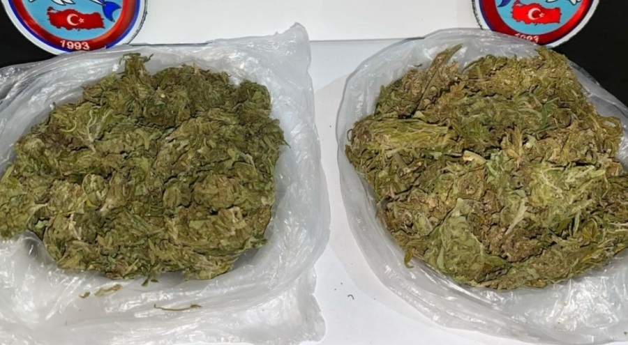 Durdurulan aracın içinden uyuşturucu madde çıktı