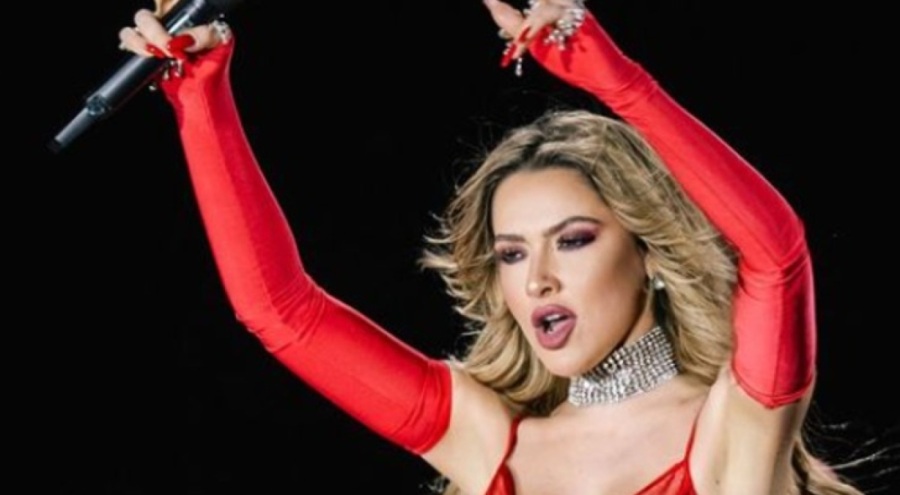 Hadise önce paylaştı sonra sildi!