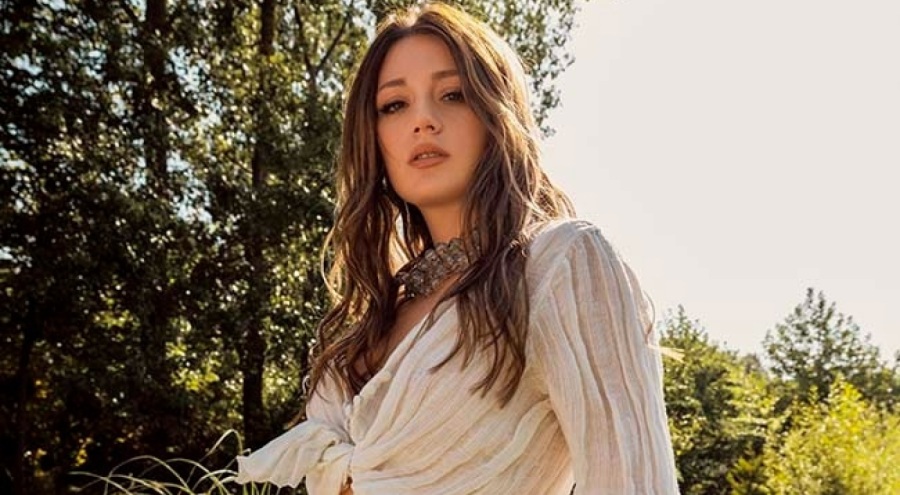 Gizem Karaca'nın Moskova tarzı gündem oldu!