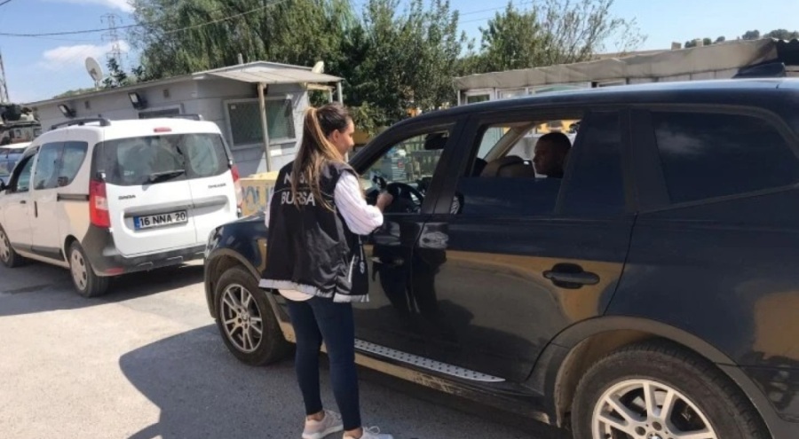 Bursa polisi "Renkli Yarınlara" projesi kapsamında vatandaşları bilgilendirdi
