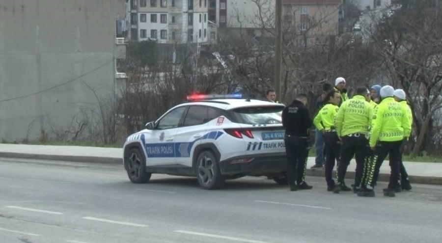 Servis minibüsü trafik polisine çarptı!