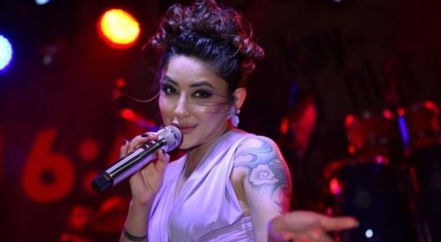 Melek Mosso sahnede kendinden geçti!