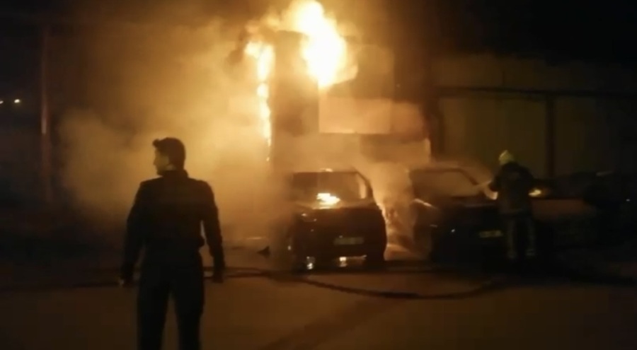 Bursa'da oto tamirhanesinde yangın: 4 araç küle döndü