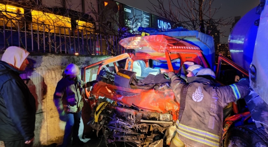 Beton mikseri kamyoneti biçti! Yaralılar var