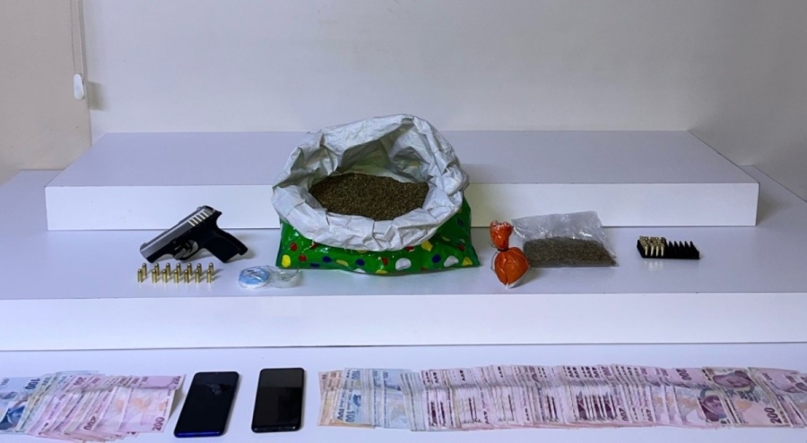 Aranması bulunan firari uyuşturucuyla yakalandı