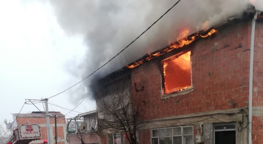 Bursa'da 2 katlı bina alev alev yandı