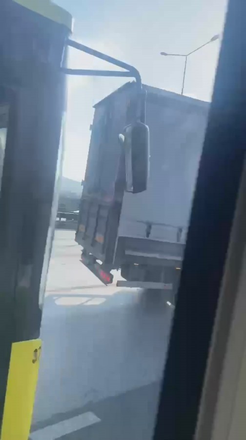 Bursa'da sürücüsüyle tartıştığı otobüsü takip edip önüne kırdı!