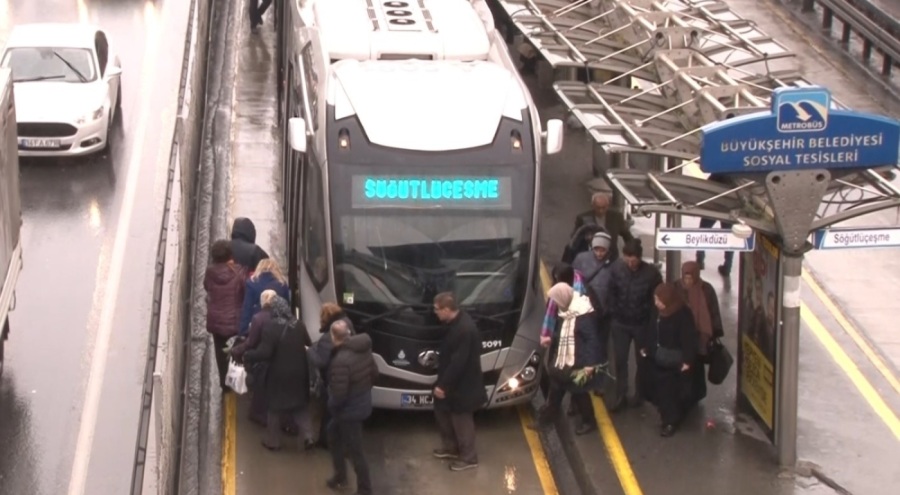 İki metrobüs çarpıştı: 5 yaralı