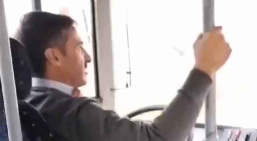 Bursa'da otobüs şoföründen kadın yolculara 8 Mart kutlaması