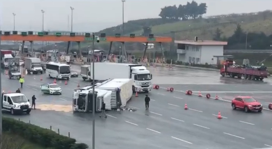 Bursa'da tır devrildi