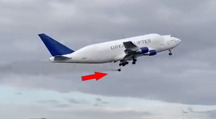 ABD'de korku dolu anlar! Havalanan uçağın tekerleği araçların üzerine düştü