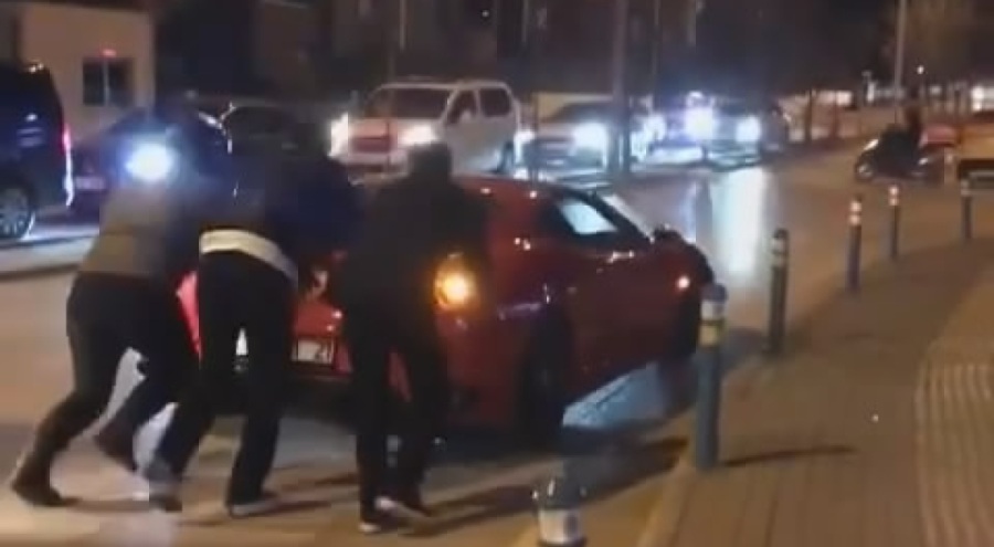 Bursa'da yolda kalan Ferrari'yi böyle ittiler