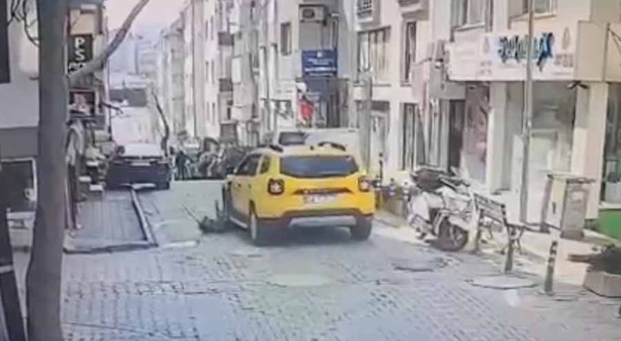 Taksici, yerde yatan köpeği göz göre göre ezdi!
