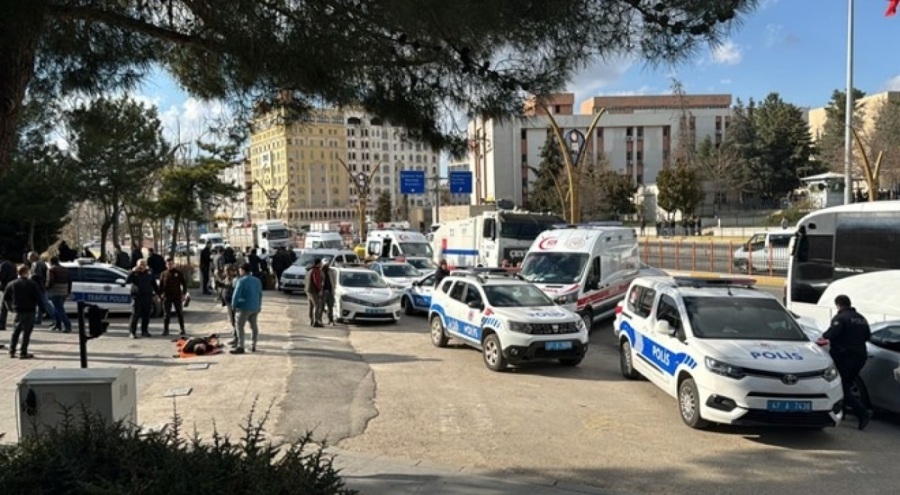 Adliye önünde silah sesleri