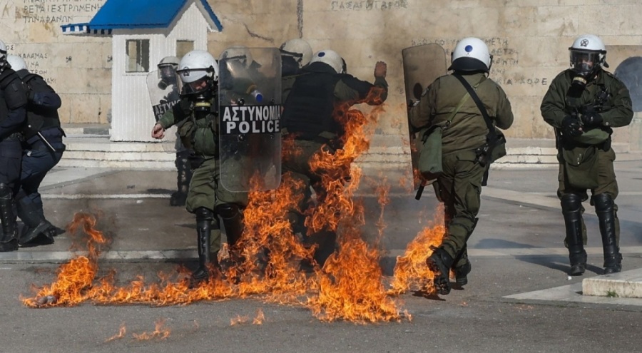 Atina'da öğretmen ve öğrencilerden "özel üniversite" protestosu