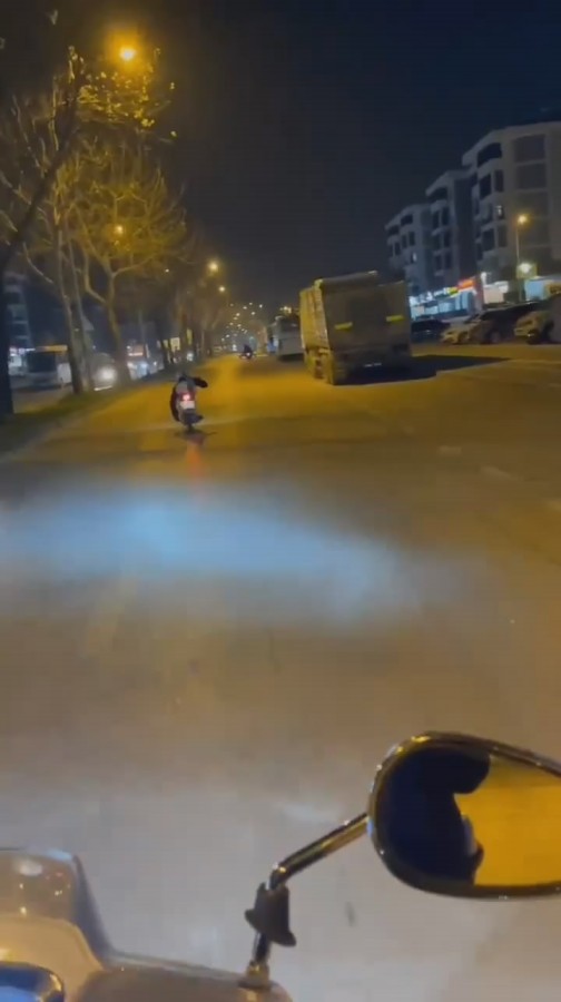 Bursa'da motosikleti yatarak kullandı!