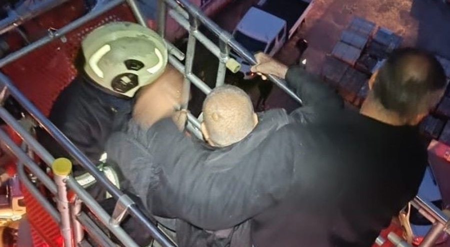 Mardin'de ev yangını: Binada mahsur kalan vatandaşlar tahliye edildi