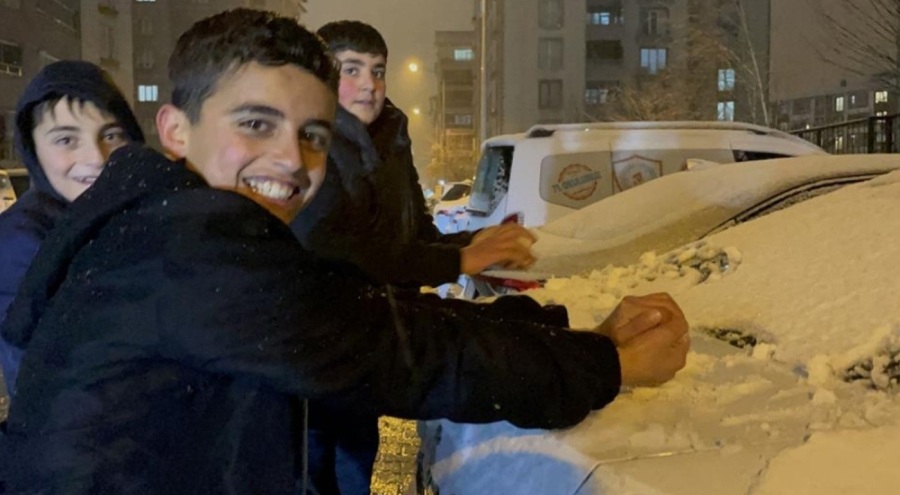 Bitlis'te kar yağışı etkili oldu