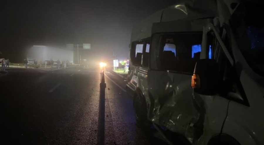 Tır ile öğrenci servisi çarpıştı!