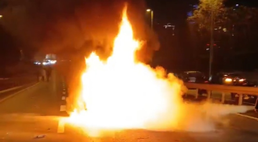 Taksiyle çarpışan motosiklet saniyeler içinde küle döndü!