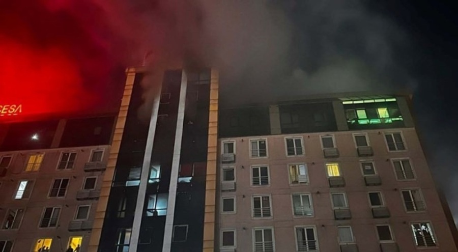 Rezidansta yangın: Mahsur kalan 40 kişiyi itfaiye kurtardı