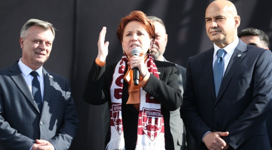 Akşener, Balıkesir'de esnaf ziyaretlerinde bulundu