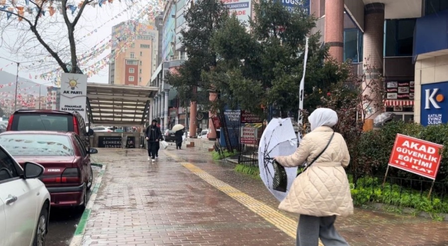 Bursa'da sağanak yağış hayatı olumsuz etkiledi